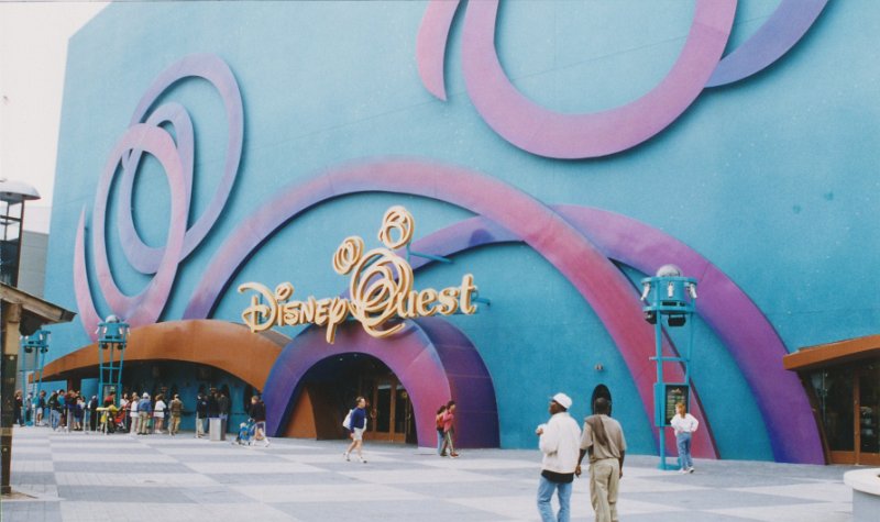 002-Kids' games in Downtown Disney.jpg